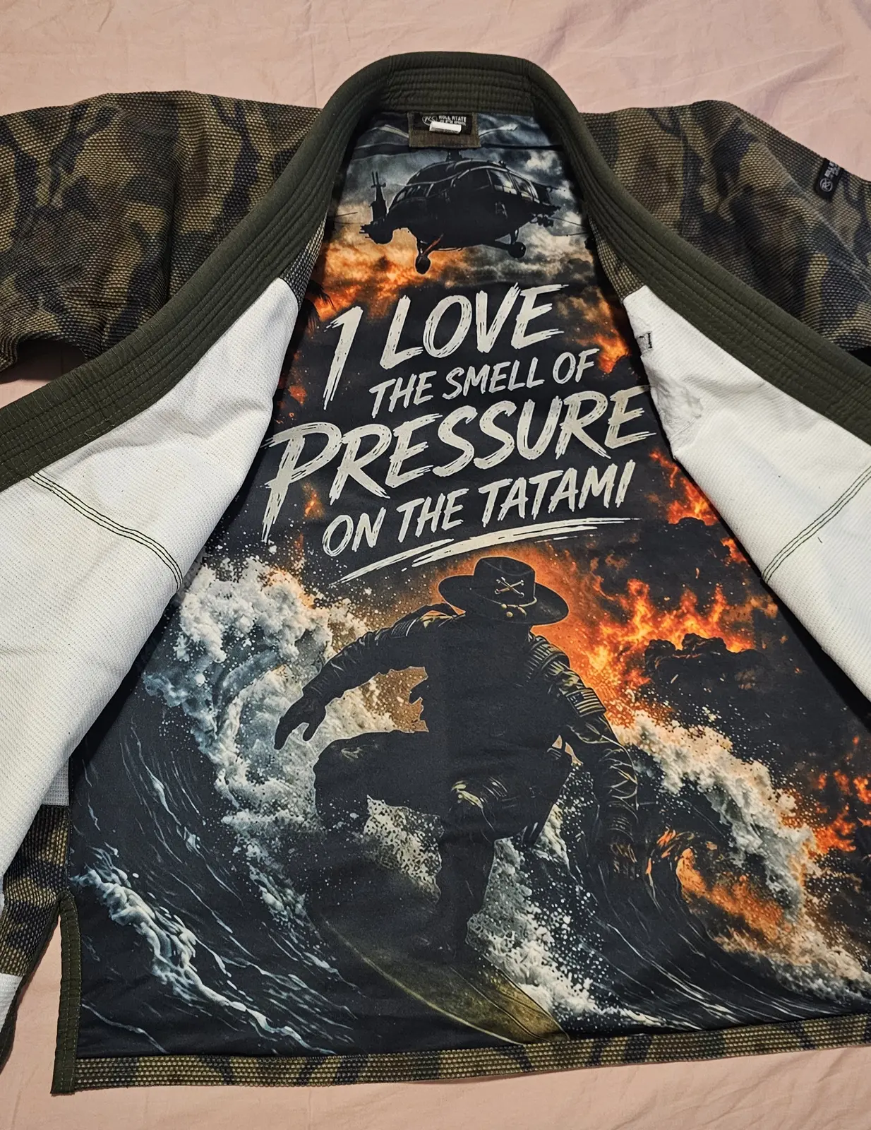 Chaqueta real del GI camuflaje abierta mostrando el forro interior ilustrado con el lema I love the smell of pressure on the tatami
