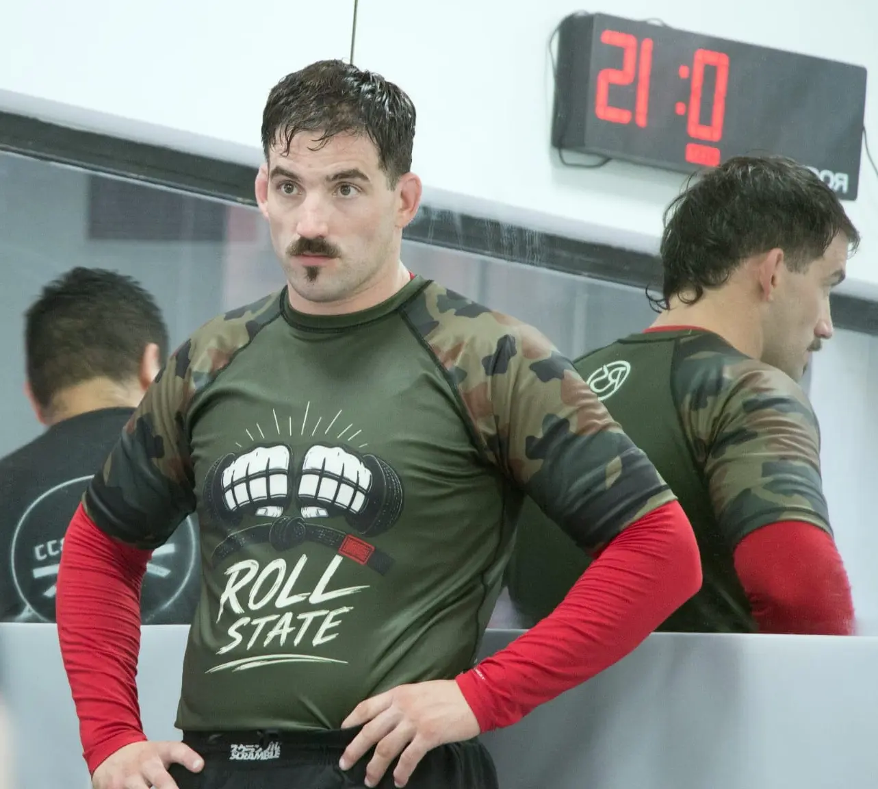 Practicante con el rashguard Roll State puesto durante un entrenamiento en la academia